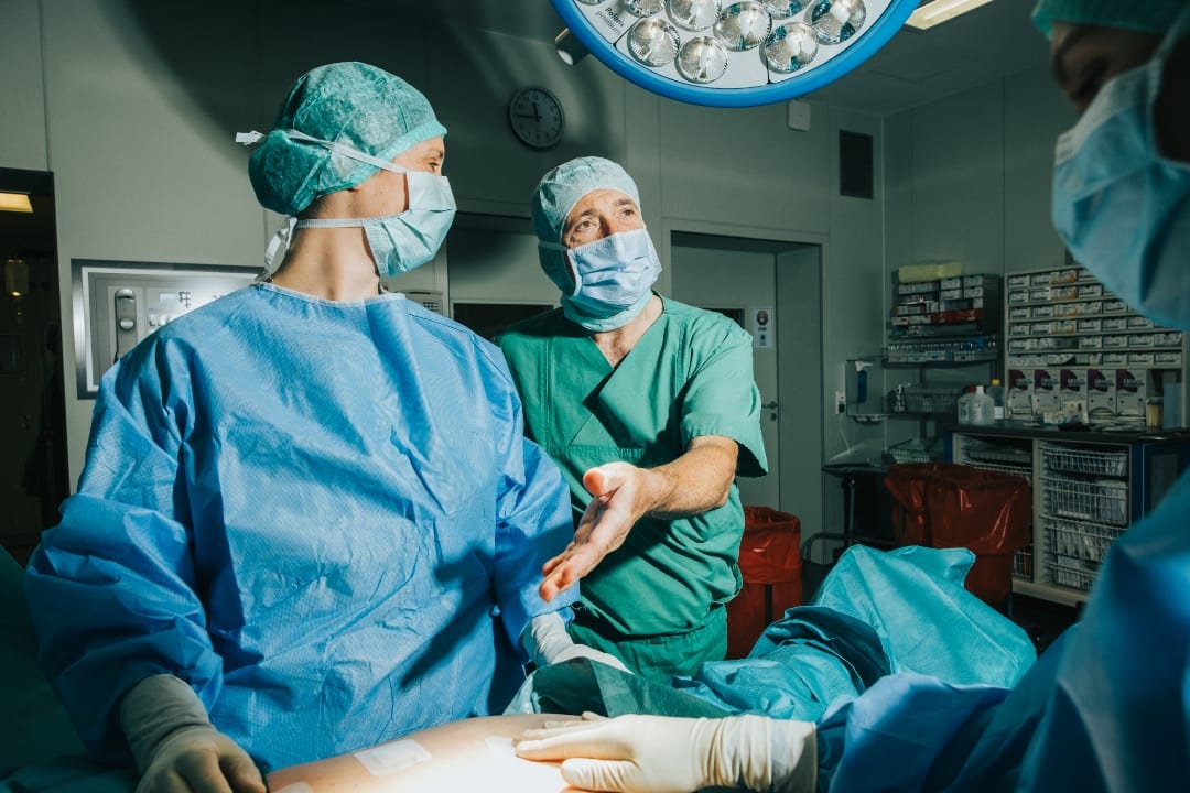 OP-Team im DIAKO Krankenhaus Bremen bei einem Eingriff