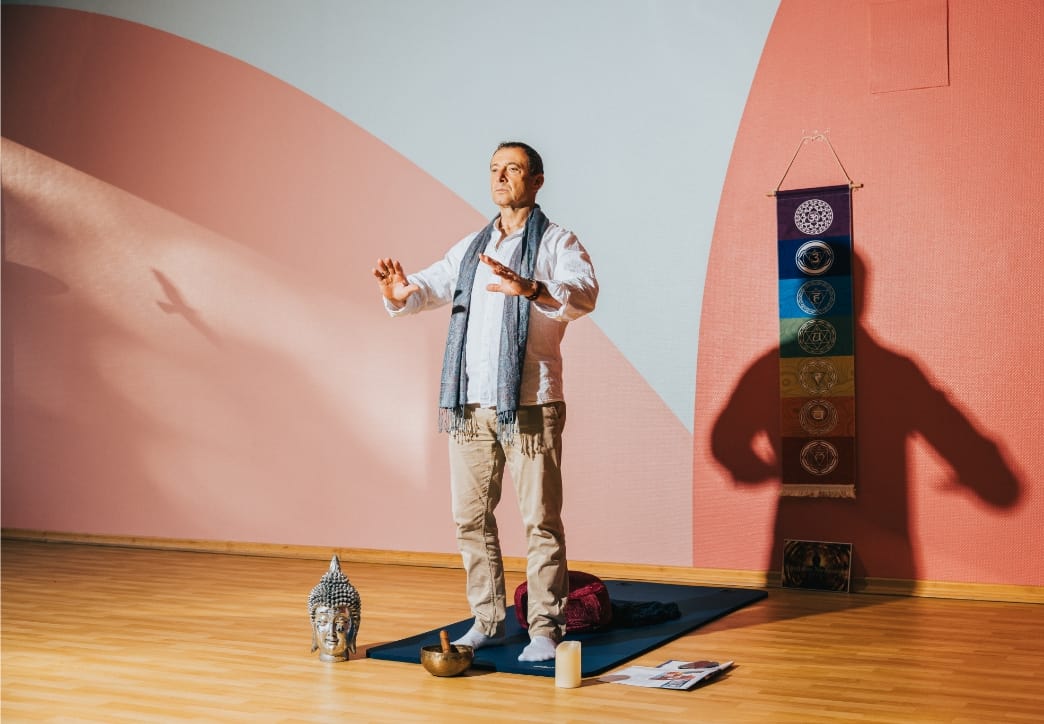 Oberarzt Christian bei einer Yoga-Übung im Meditationsraum