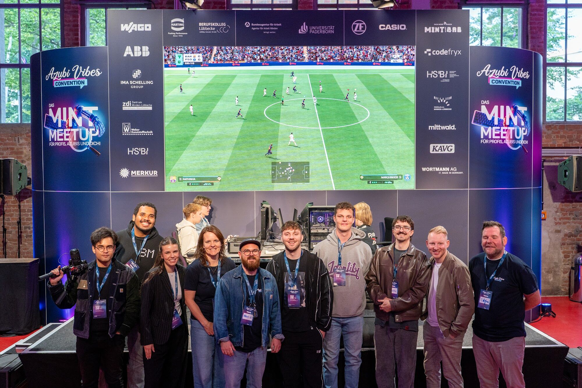 Gruppenfoto vor der Bühne der Azubi Vibes Convention 2025