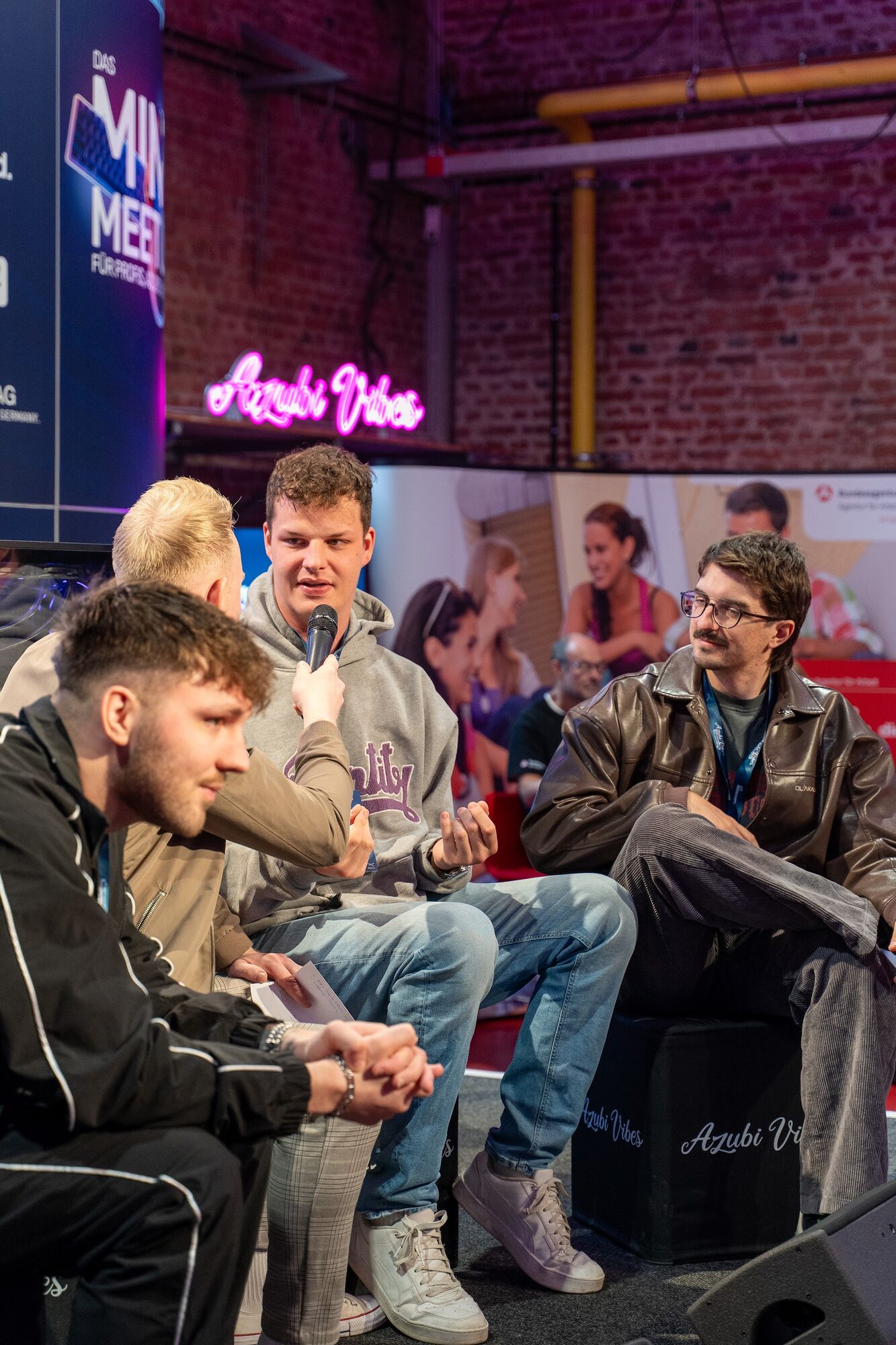 Schülerinnen und Schüler in der Lounge der Azubi Vibes Convention