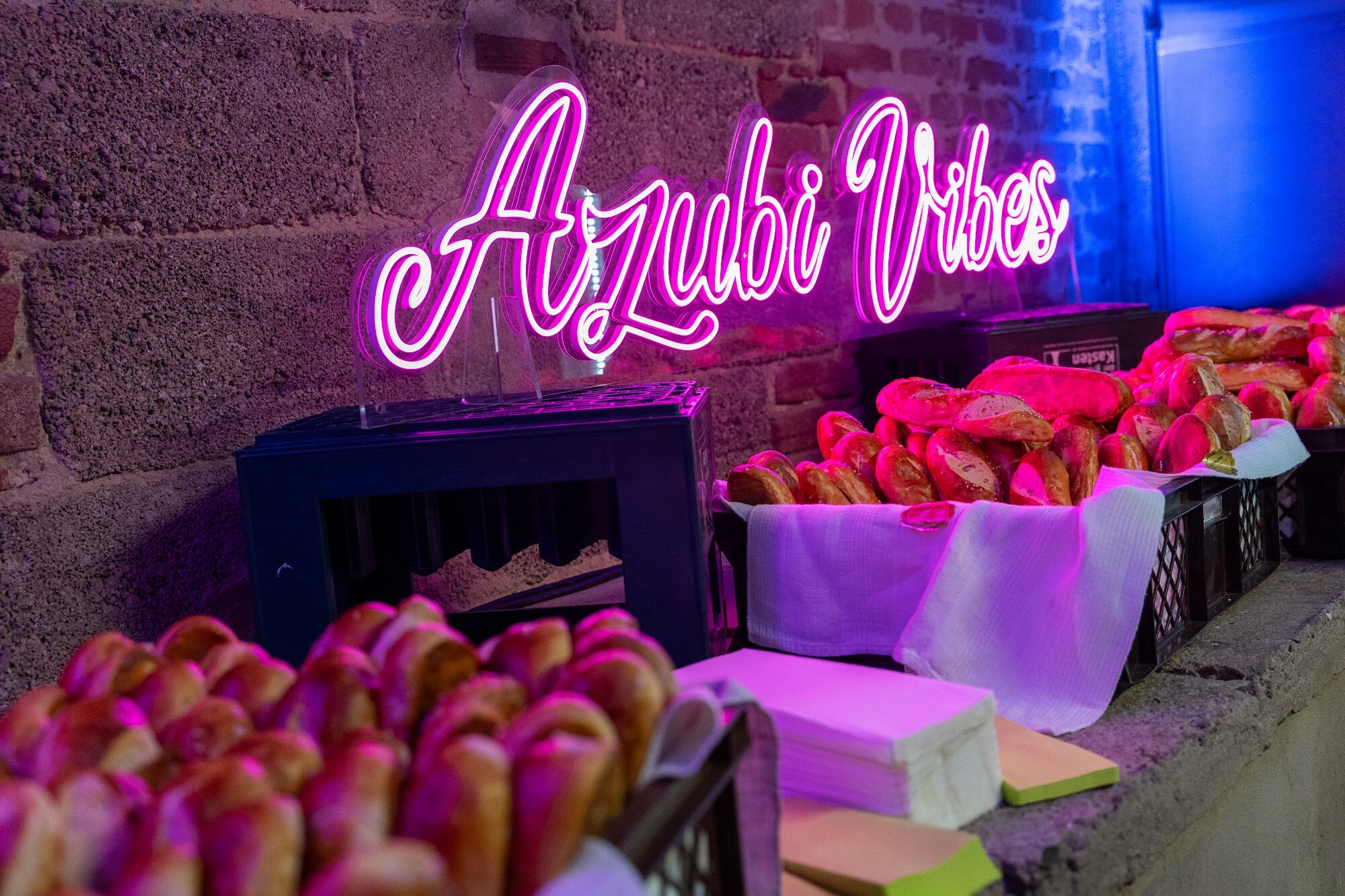 Neon-Logo Azubi Vibes als Deko auf der Convention
