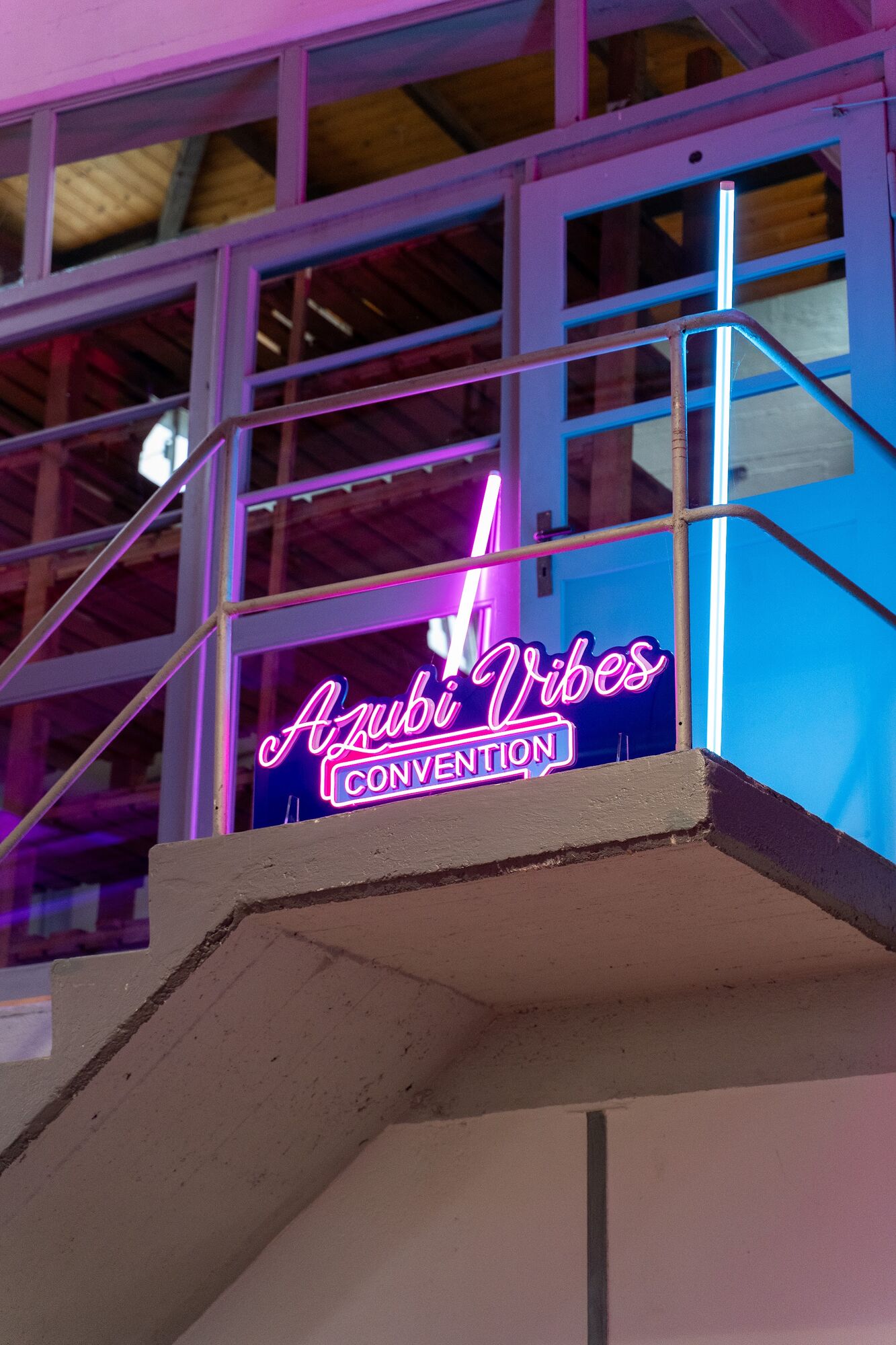 Leuchtendes Azubi Vibes Convention Logo an der Treppe