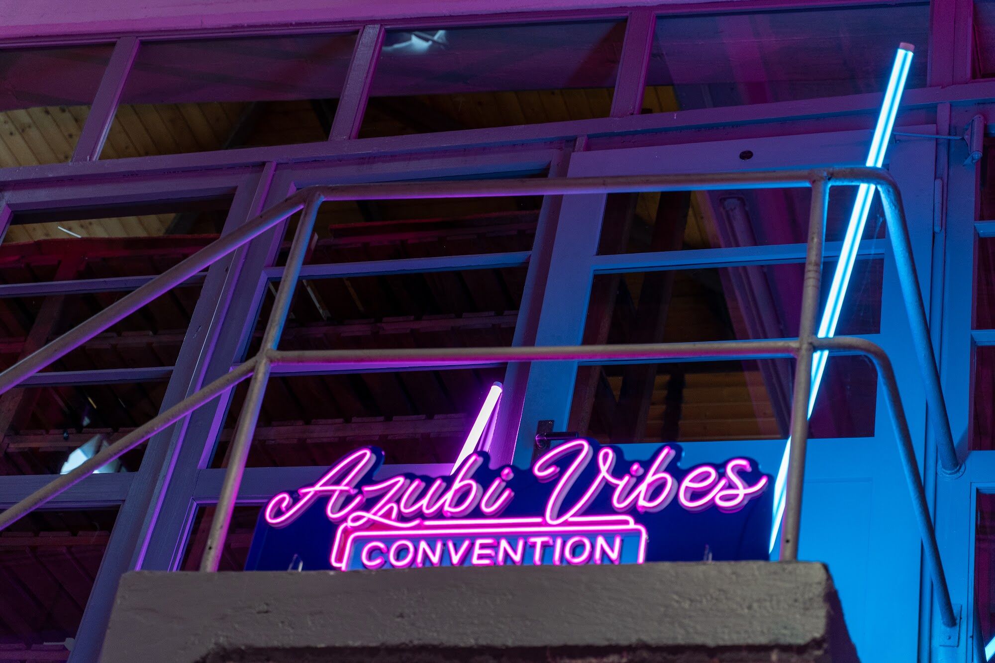 Neon-Schild Azubi Vibes Convention auf der Convention 2025