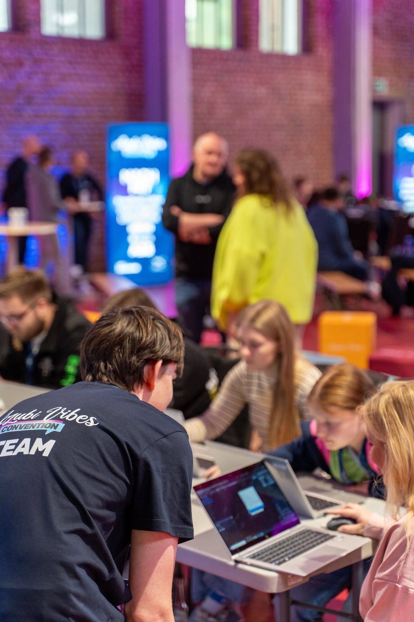 Schüler:innen arbeiten an Laptops im Workshop