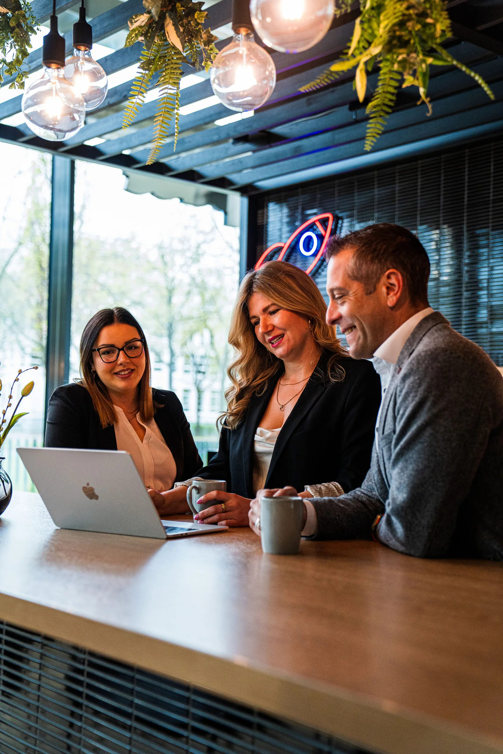 Drei Menschen am Laptop im Campus Space Bremen
