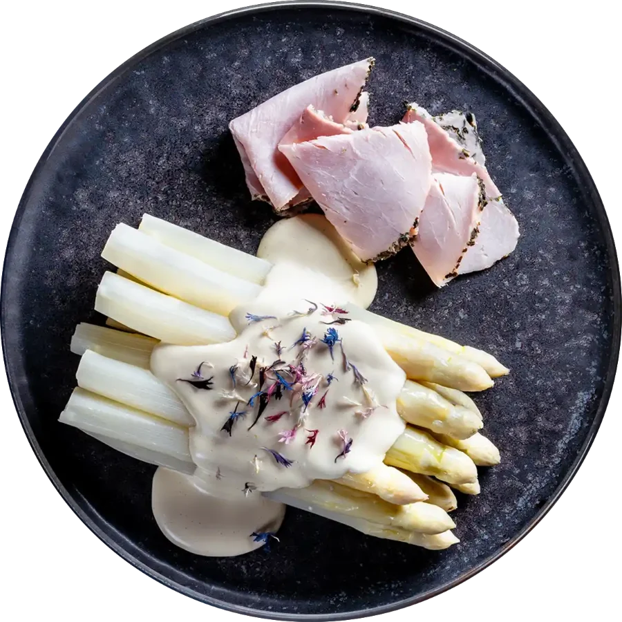 Teller mit Spargel, Schinken und Sauce von oben