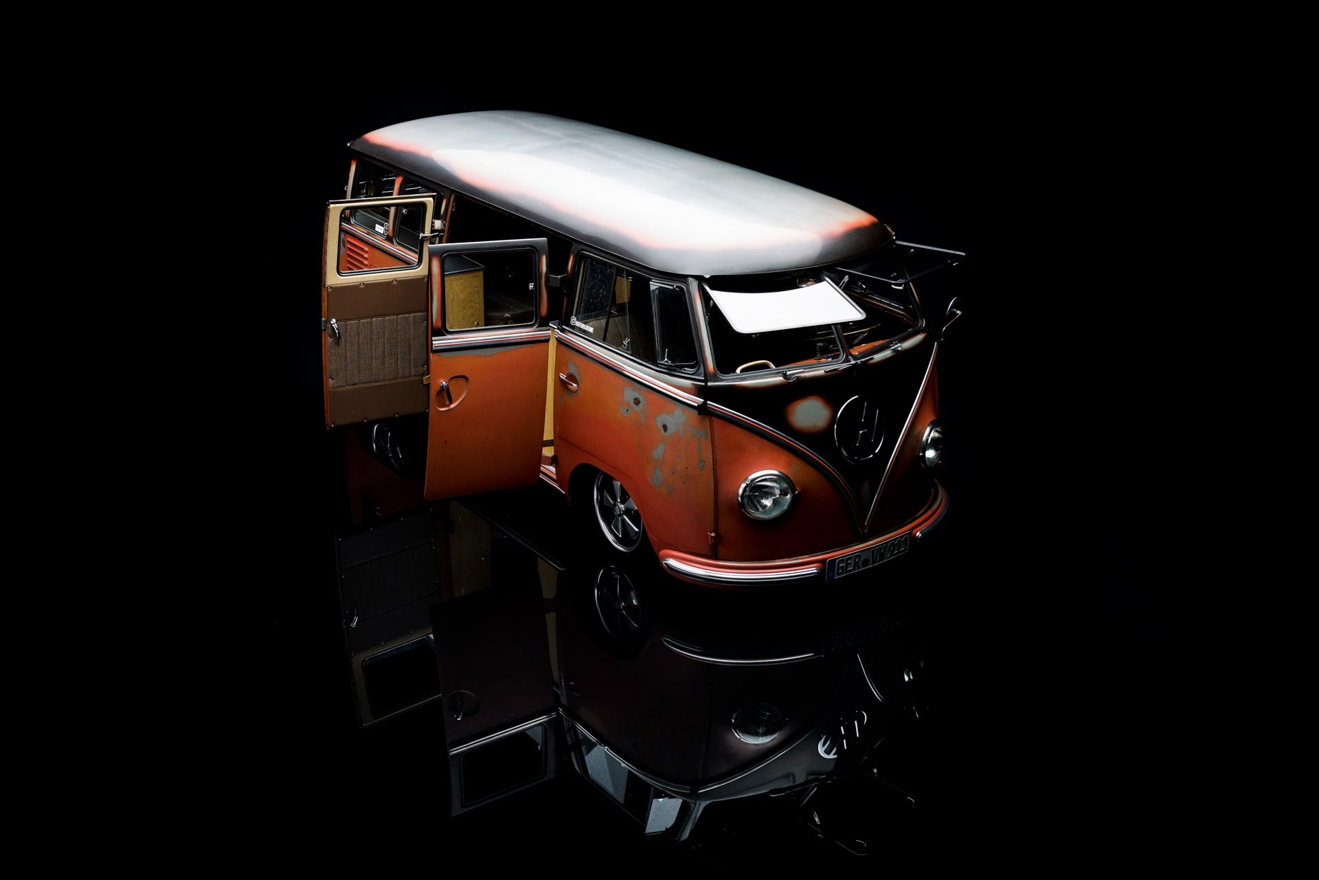 Roter VW T1 Bulli mit Porsche-911-Motor der Hagenbacher Reifenscheune