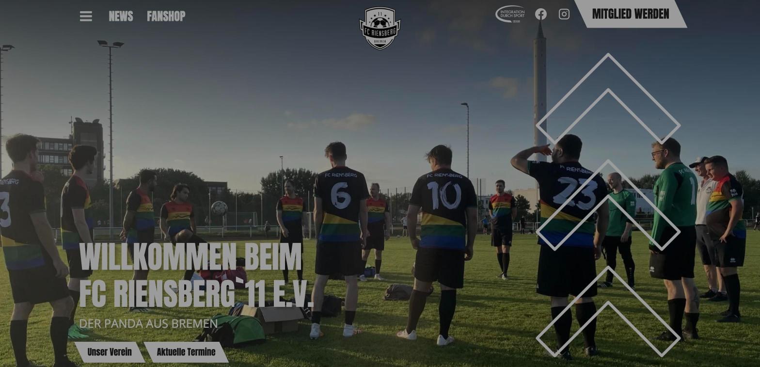 Jung&Billig - 24 • Werbeagentur Startseite der Website des FC Riensberg 11: Mannschaft im Regenbogen-Trikot, Headline „Willkommen beim FC Riensberg 11“