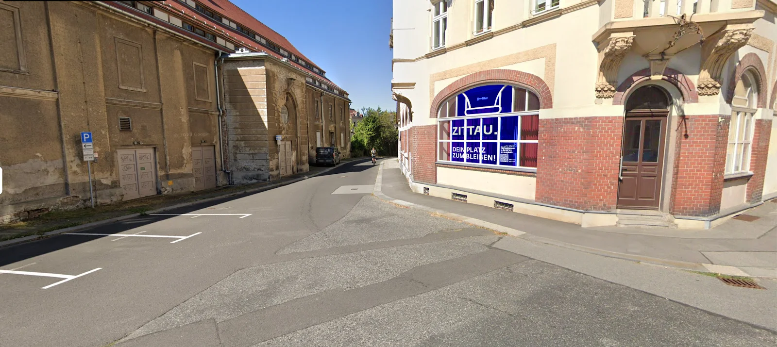 Fensterbeklebung der Zittau-Kampagne an einem leerstehenden Geschäft