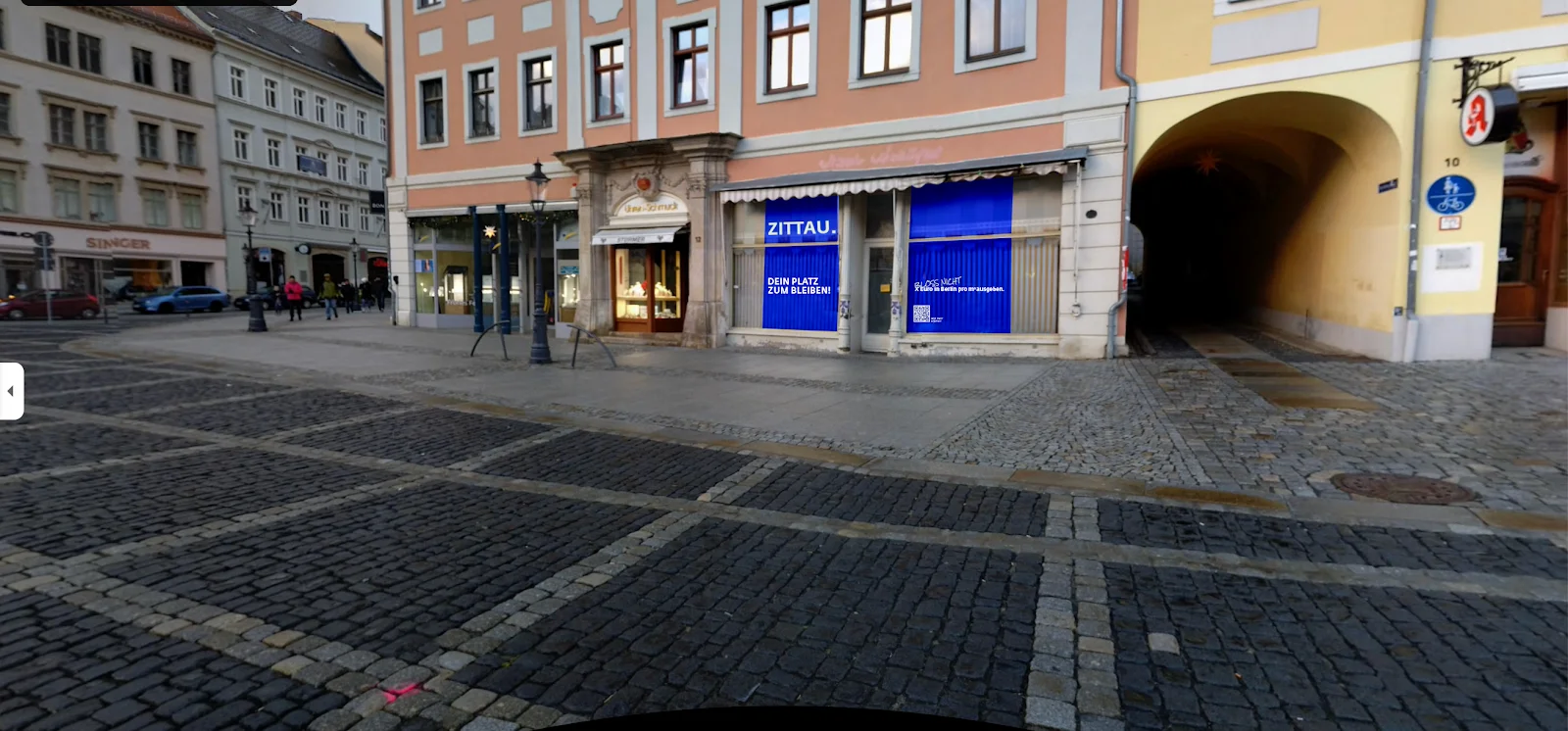 Fensterbeklebung der Zittau-Kampagne am Zittauer Markt